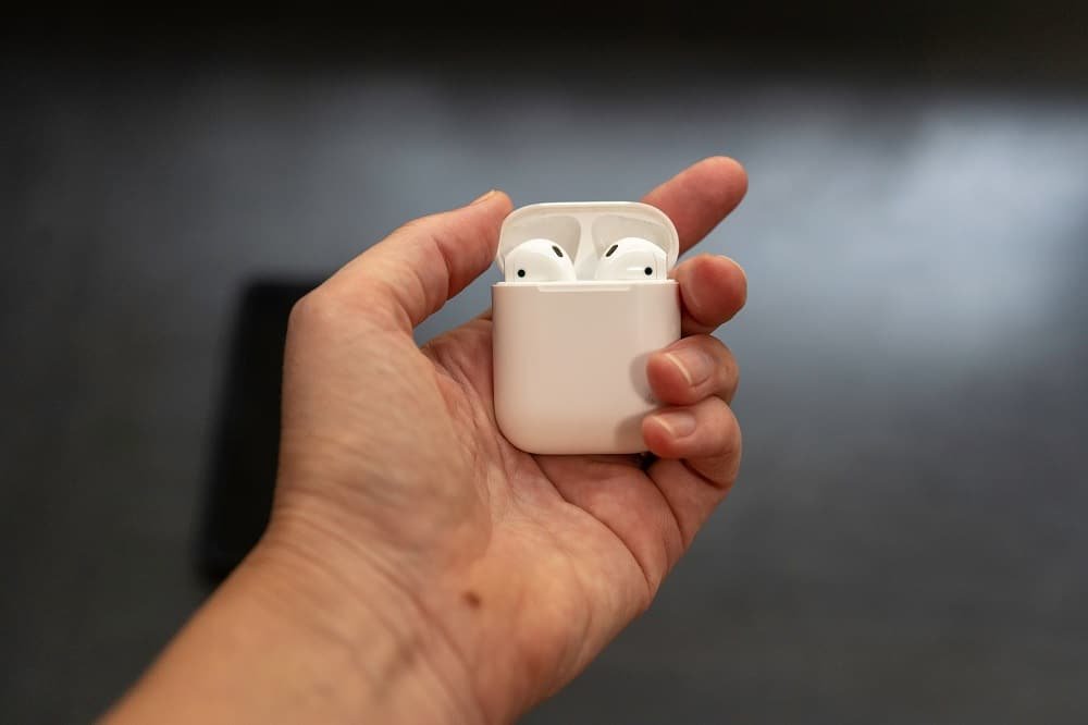 How To Maximize AirPods Battery Life - Keep The AirPods in The Case 