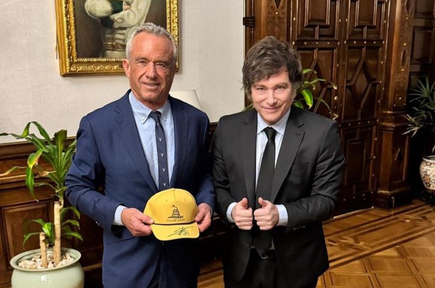 RFK Jr. holding a gadsen flag that reads "No Me Joda," which means “don’t fuck with me” in English, along with Javier Miliei.